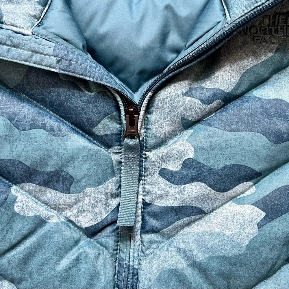 NWT Women’s The North Face Blue Camo Vest - Picture 4 of 4